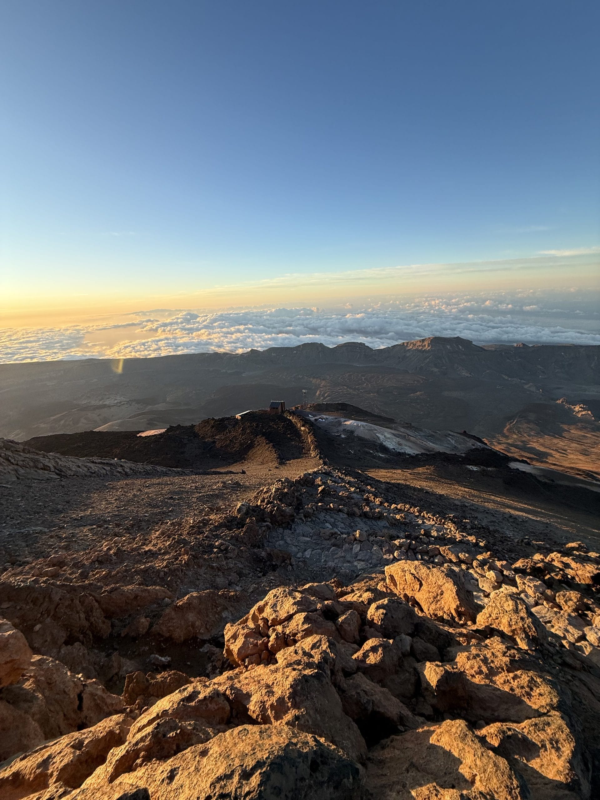 Mer de nuages au lever du soleil vue du sommet du Teide