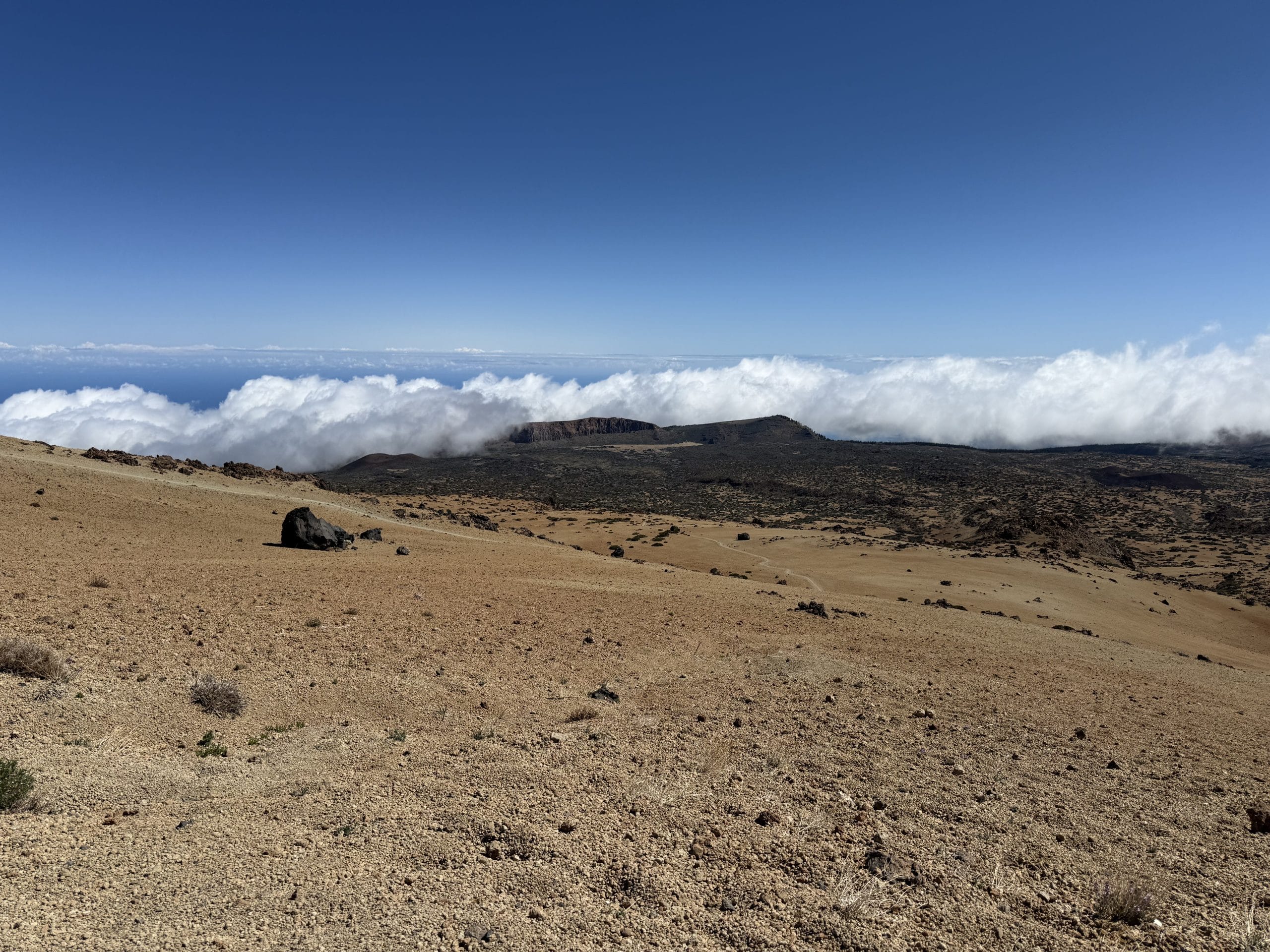 Couleurs chaudes du lever de soleil sur la mer de nuages au Teide