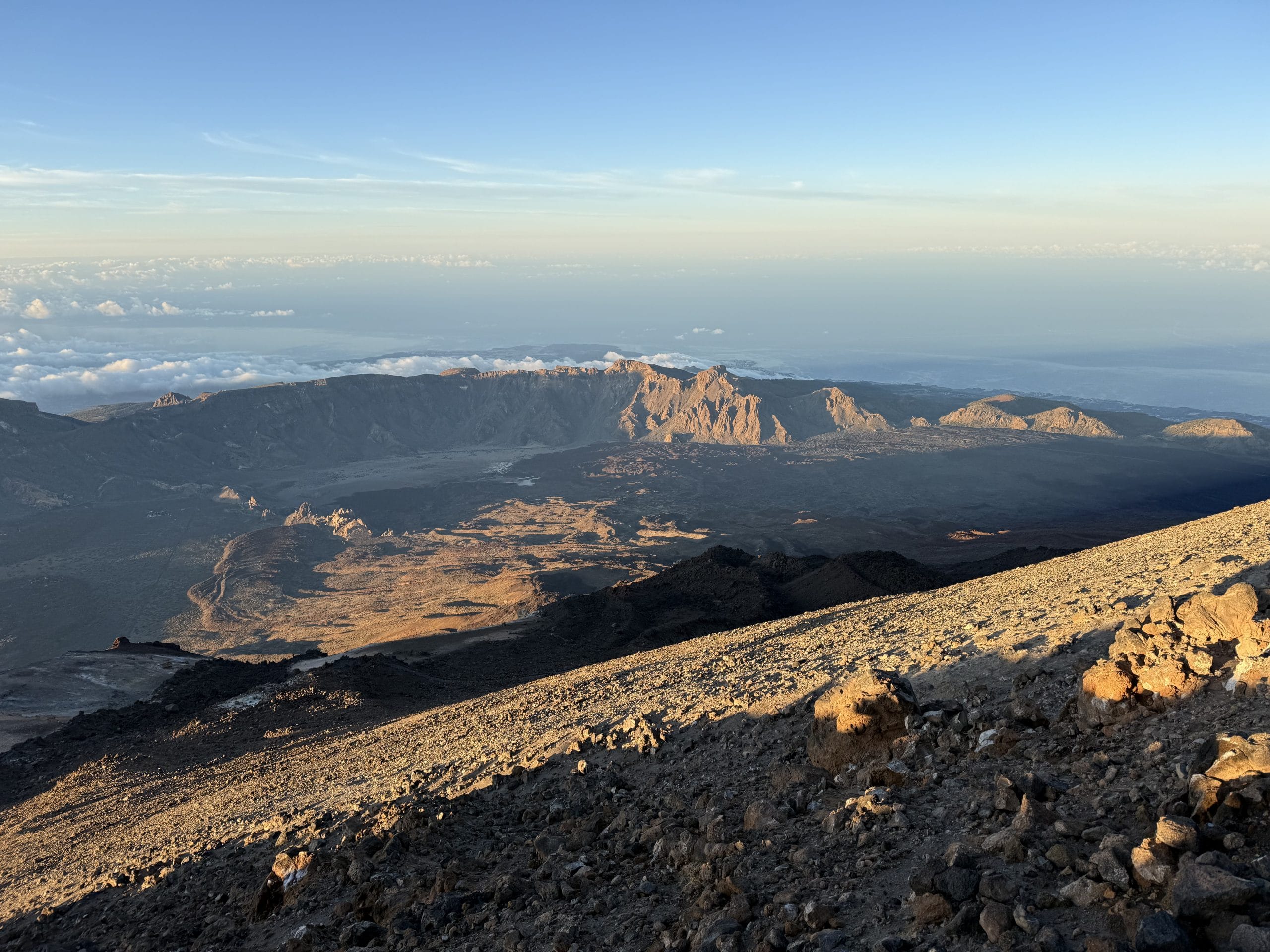 Panorama doré au lever du soleil depuis le sommet du Teide