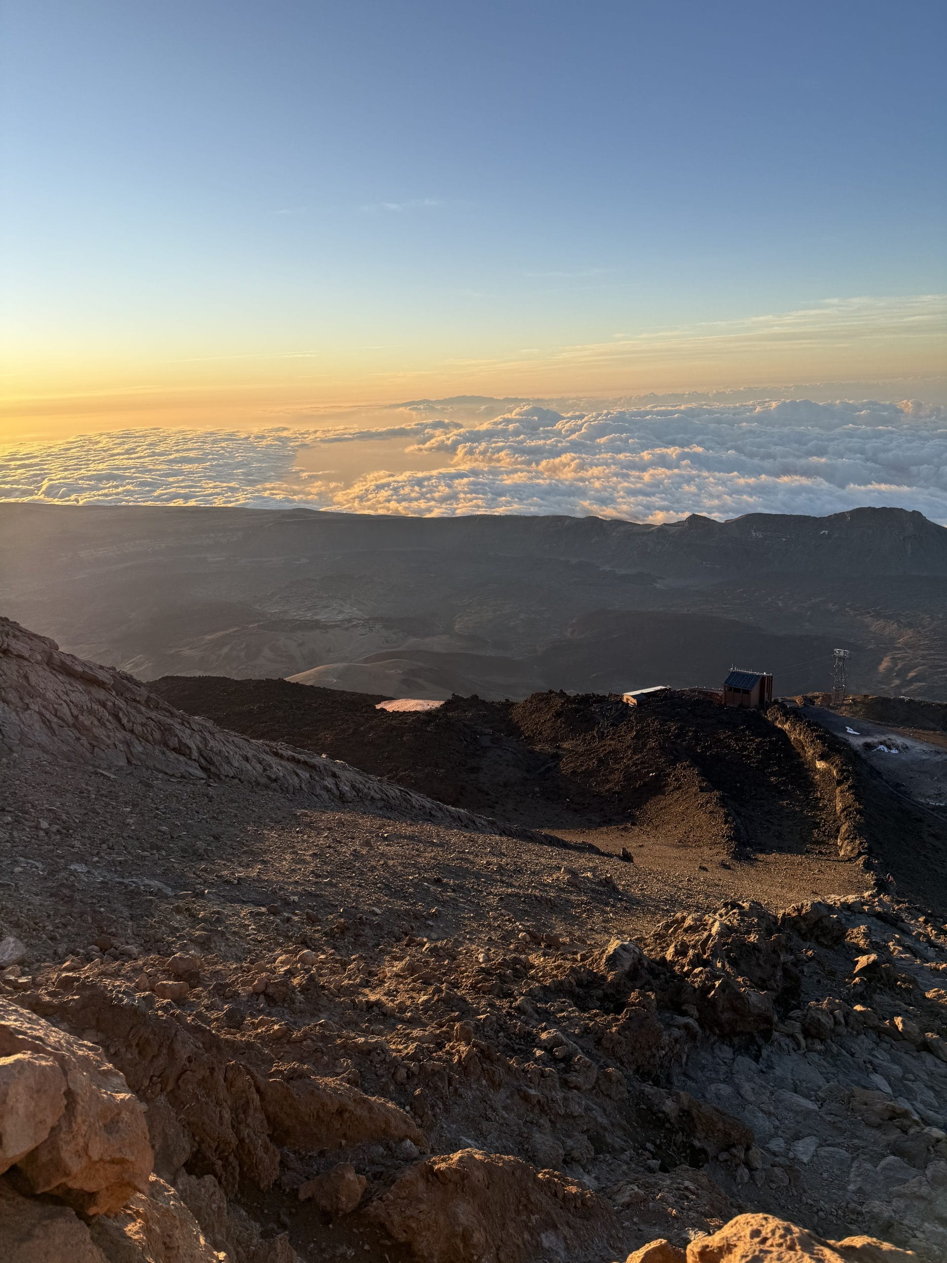 Lever de soleil au-dessus de la mer de nuages depuis le sommet du Teide