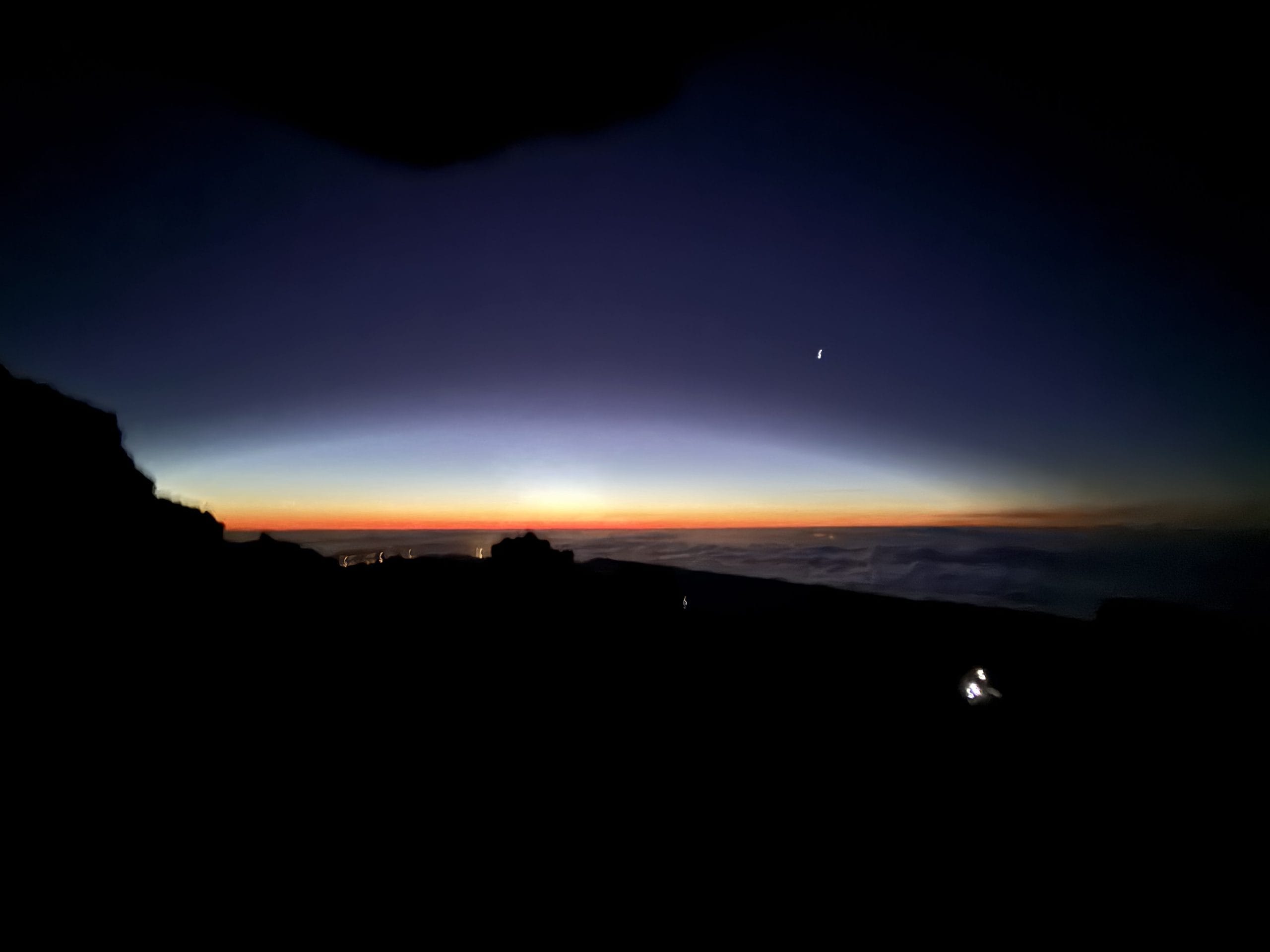 Premières lueurs du jour à l'horizon avant le lever du soleil au Teide