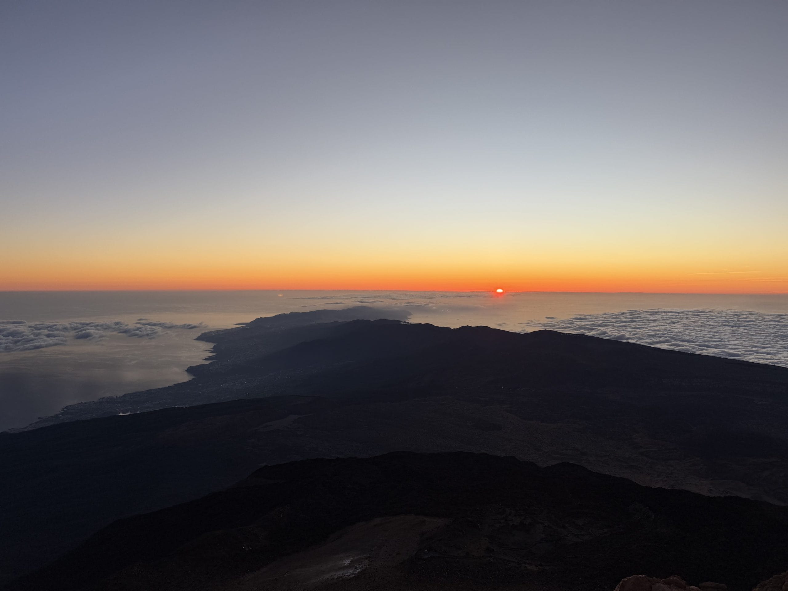 Horizon dégagé juste avant le lever du soleil au Teide