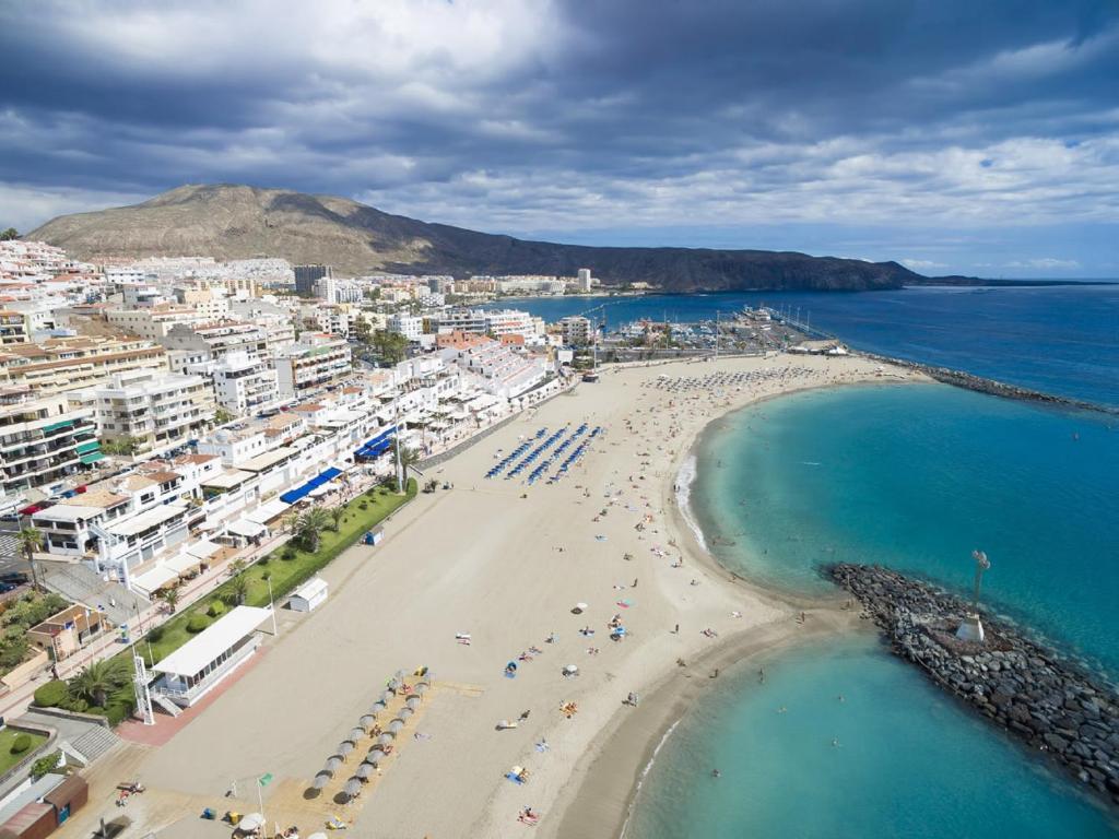 La plage de Los Cristianos bordée par les immeubles de la ville