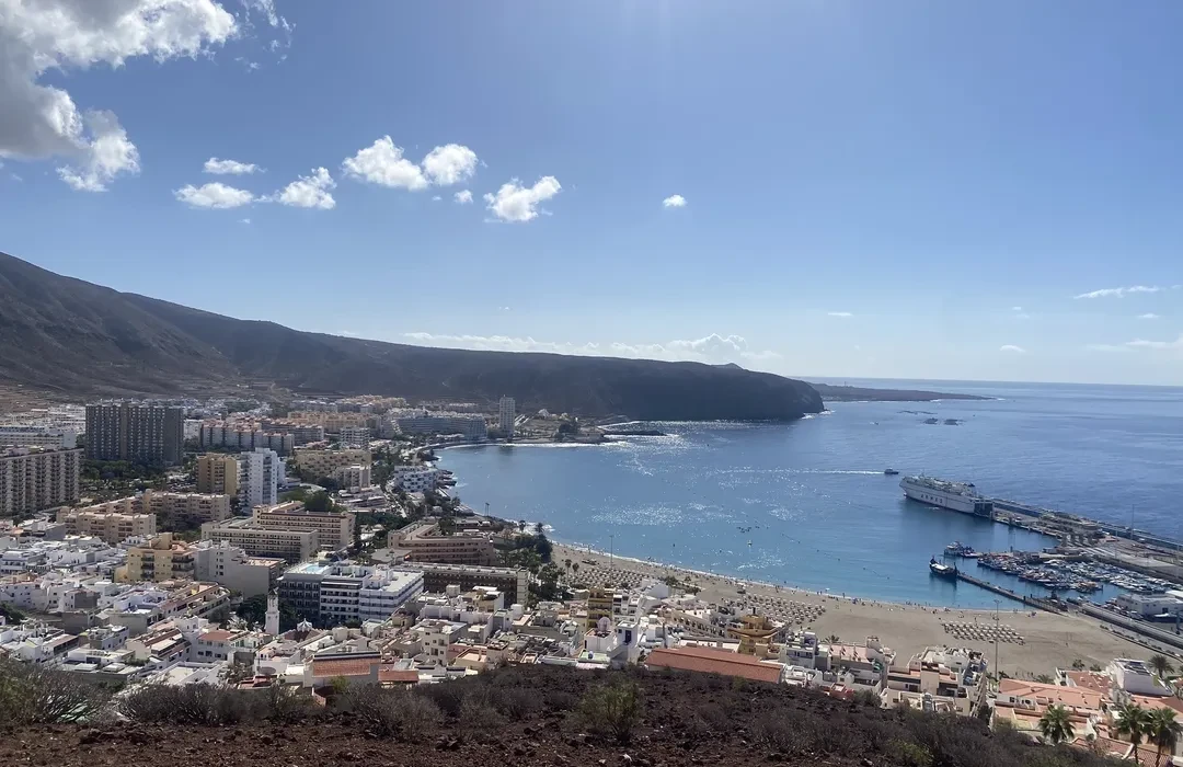 Vue aérienne de la plage et de la ville de Los Cristianos