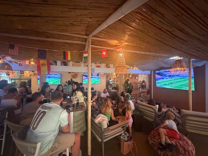Ambiance de Mara Rooftop, retransmission sportive en soirée