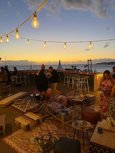 Coucher de soleil sur la terrasse de Mara Rooftop, Puerto Colón