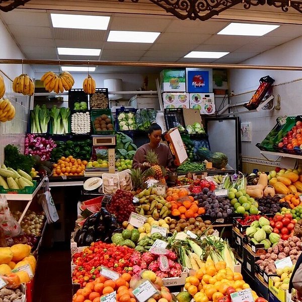 Étals de fruits et légumes colorés au marché Nuestra Señora de África