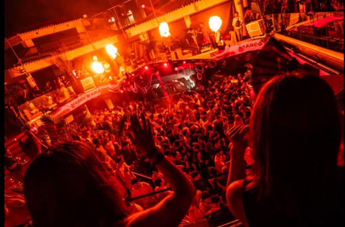 Ambiance festive à Papagayo Beach Club, Tenerife