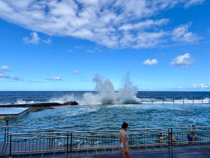 Baignade aux piscines naturelles de Bajamar, Tenerife