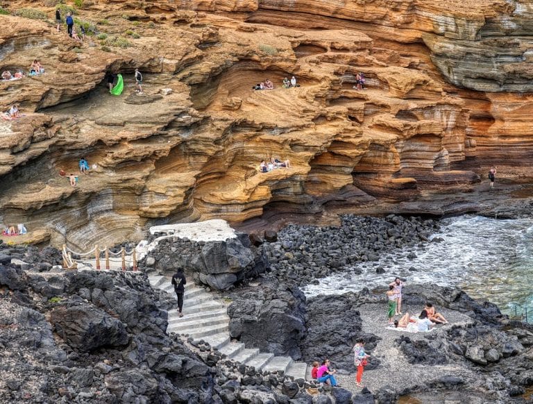 Accès en escalier à travers les falaises volcaniques de Playa Amarilla à Tenerife