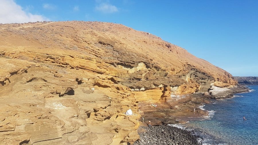 Vue d'ensemble de la crique de Playa Amarilla et de ses falaises jaune et orange