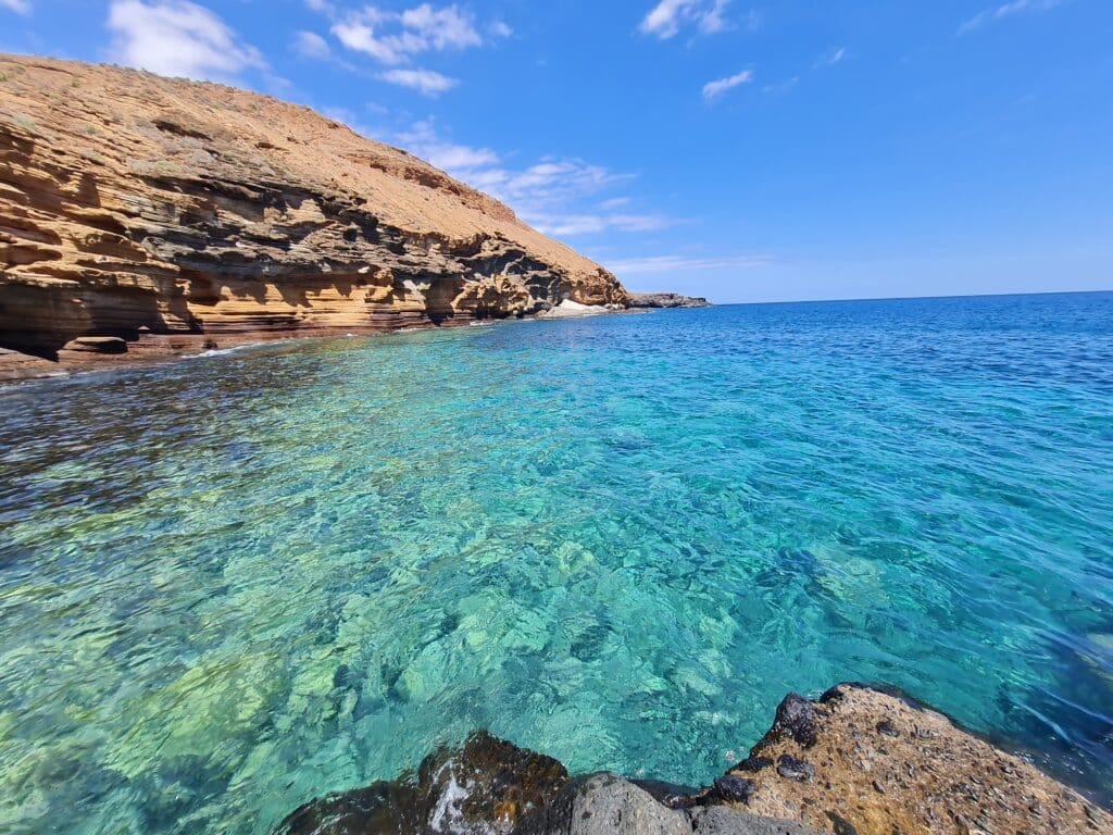 Eau turquoise et transparente de Playa Amarilla, idéale pour le snorkeling