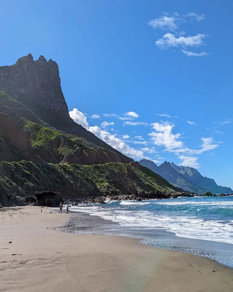 La plage d'Almáciga et ses falaises volcaniques