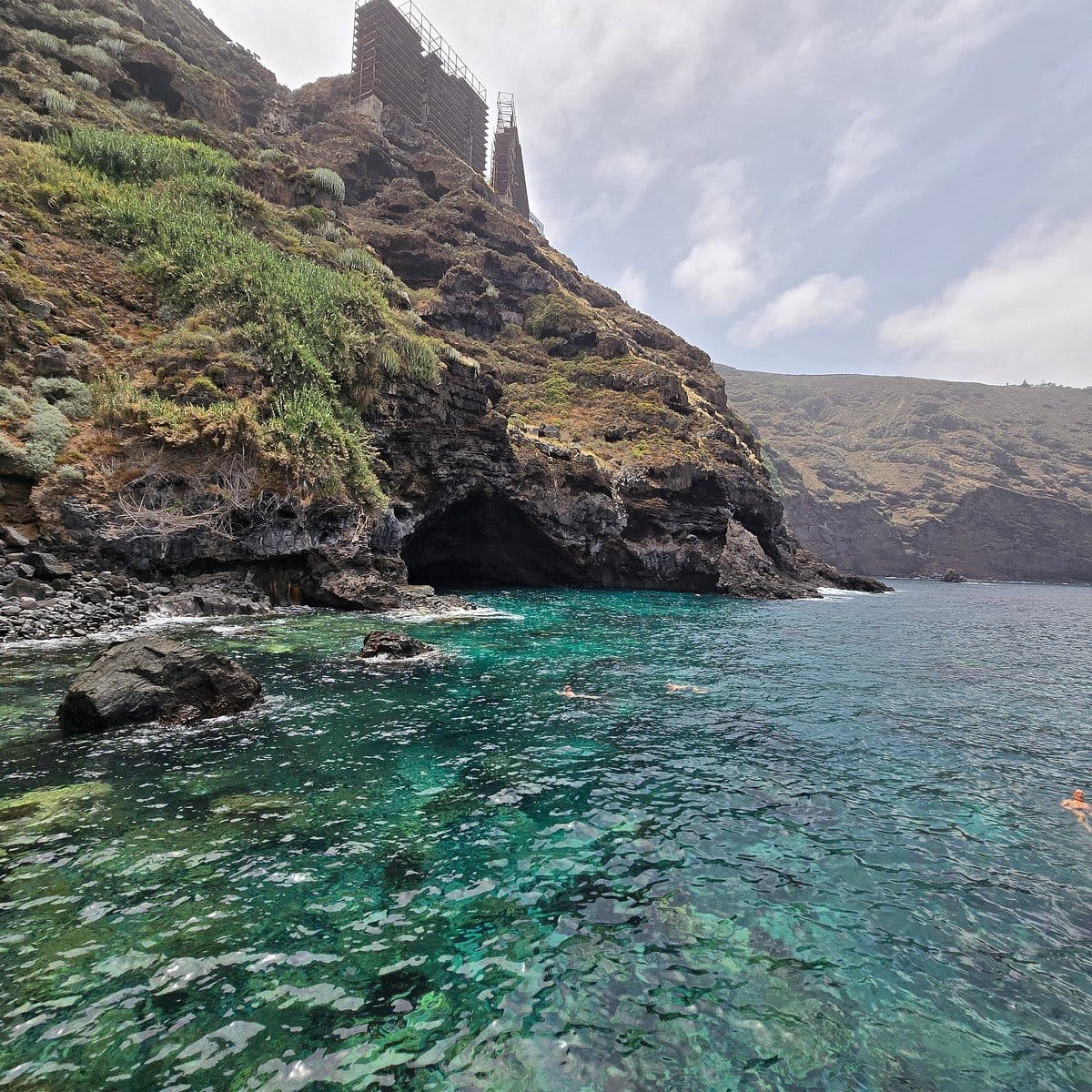 Crique aux eaux cristallines de la Playa de Rojas à El Sauzal, Tenerife