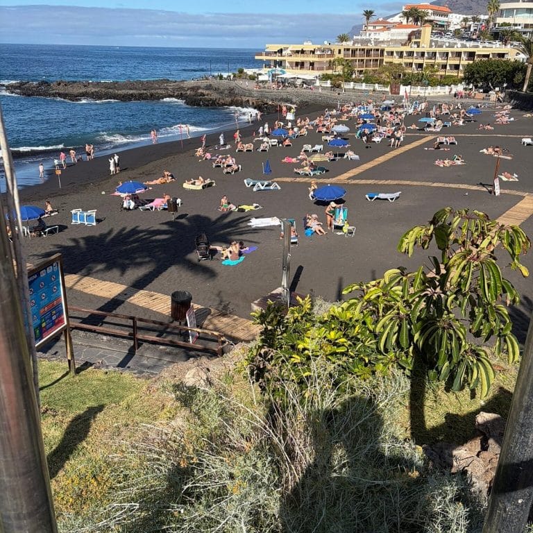 Playa de la Arena à Tenerife : la plage de sable noir de Puerto de Santiago