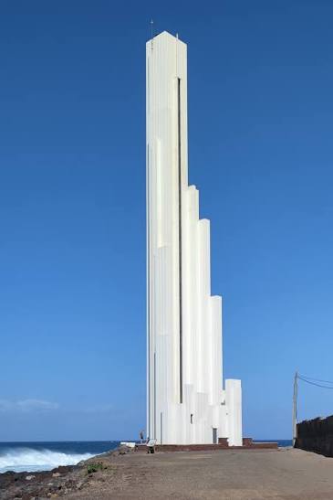 Le phare de Punta del Hidalgo à Tenerife : la sentinelle blanche face à l’Atlantique