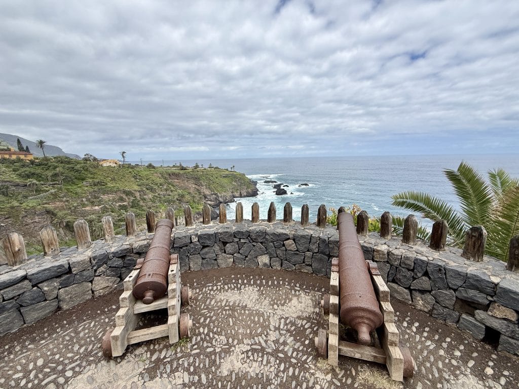 Mirador avec ses anciens canons sur la Rambla de Castro