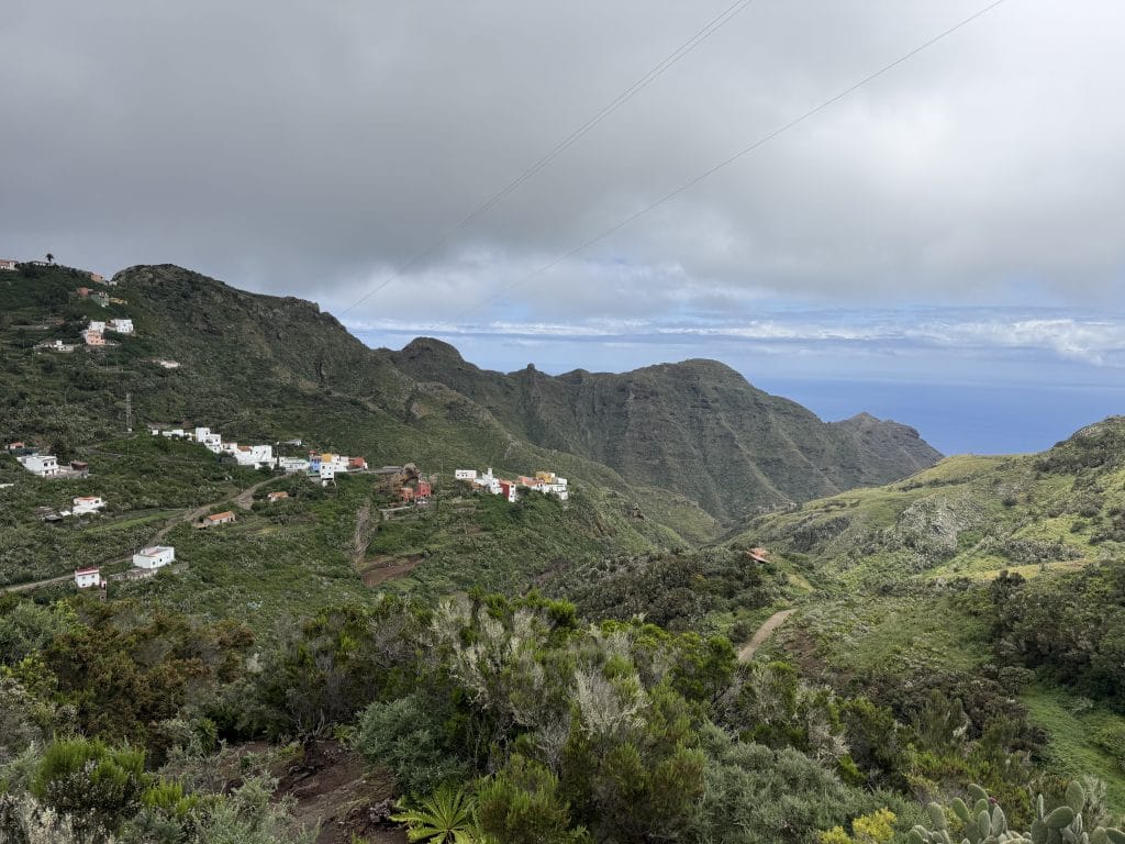 Hameaux blancs accrochés aux montagnes d'Anaga, vue vers l'océan