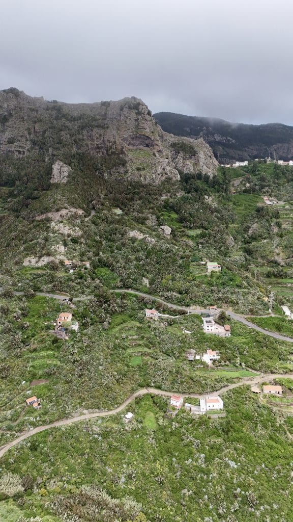 Vue aérienne du hameau de Chamorga niché dans les terrasses, Anaga