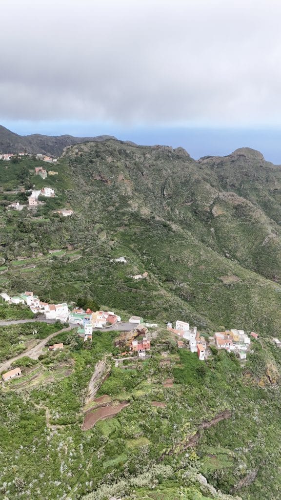 Vue aérienne de Chamorga avec l'océan en arrière-plan, Anaga