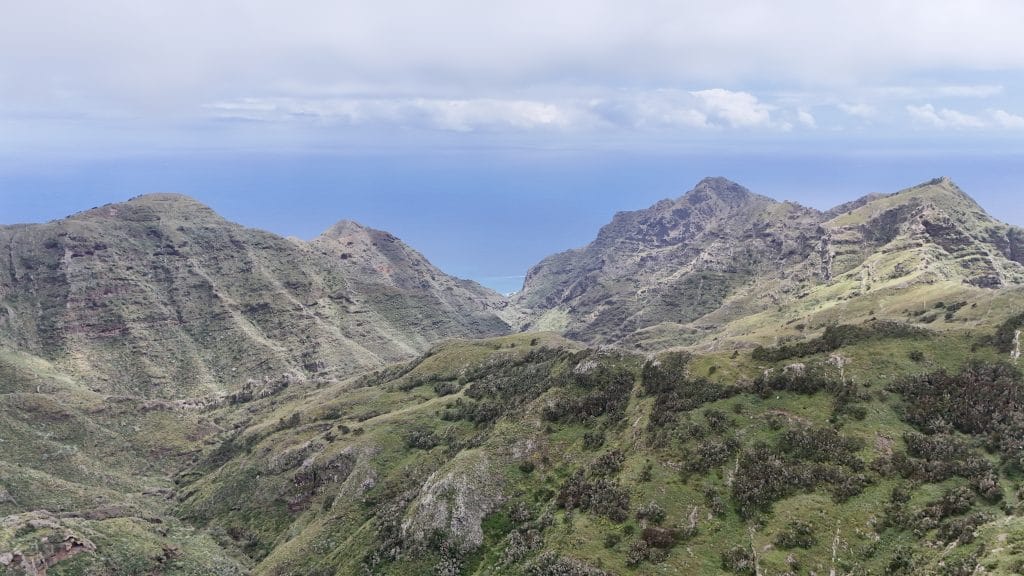 Vue aérienne du massif d'Anaga jusqu'à l'océan