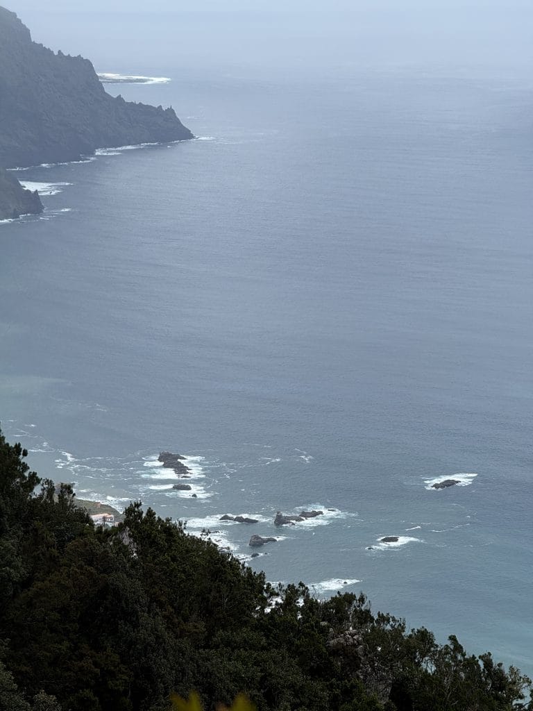 Vue sur la côte depuis les hauteurs d'Anaga, dans la brume
