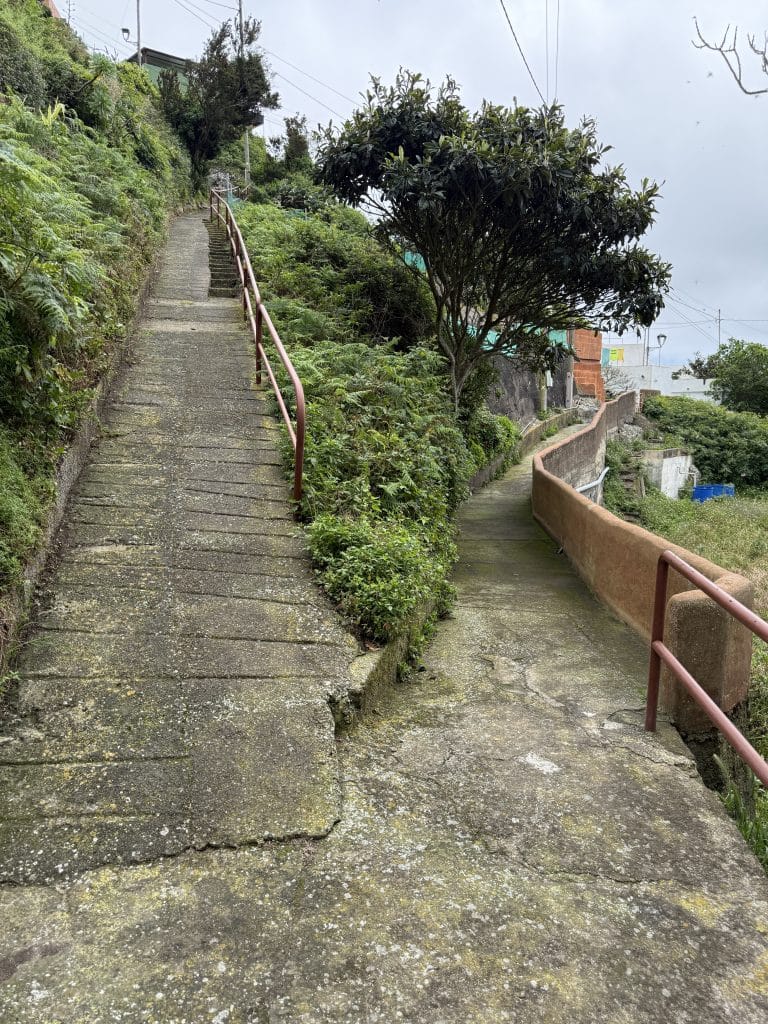 Chemin en escalier menant vers les hameaux d'Anaga