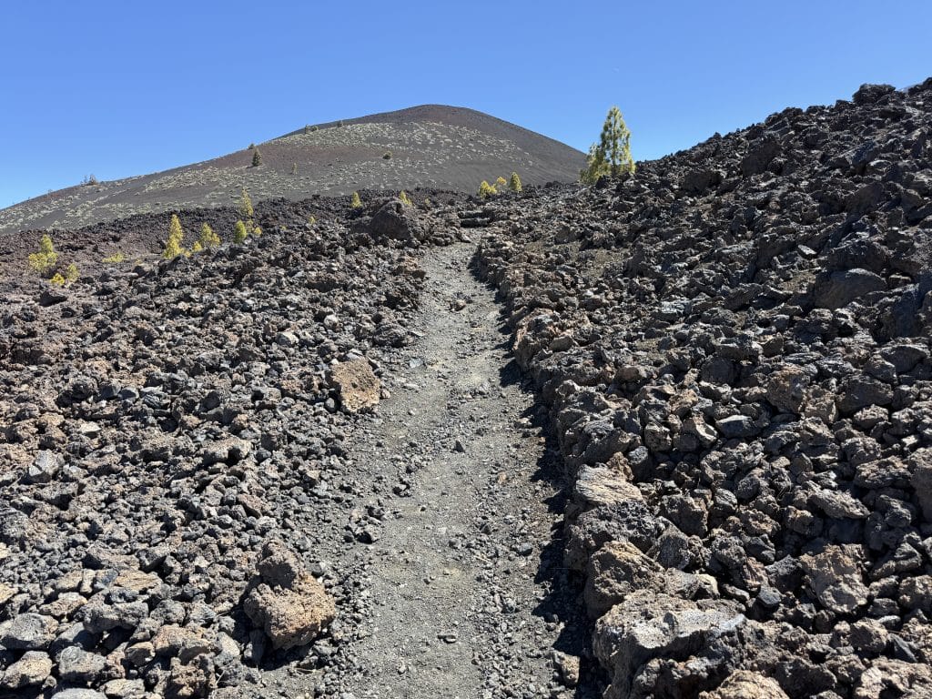 Sentier volcanique noir entre les coulées de lave, secteur de Samara