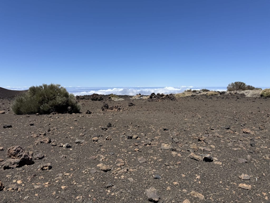 Paysage volcanique avec mer de nuages en arrière-plan, secteur de Samara