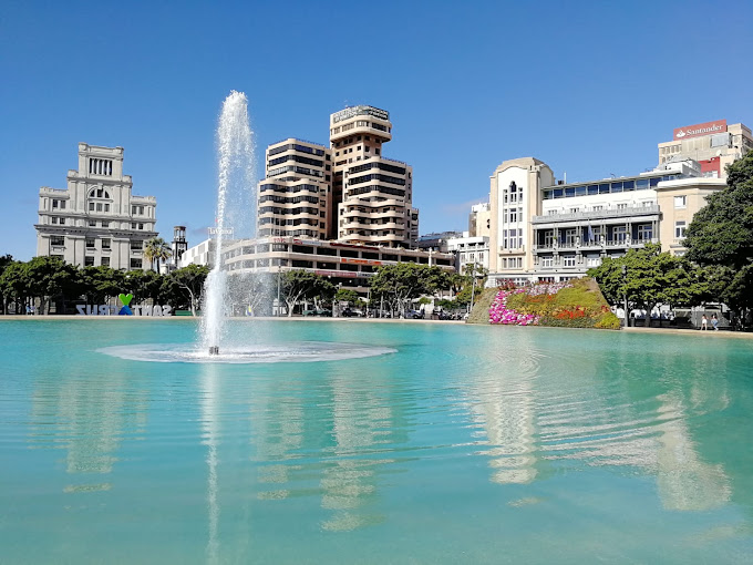 La Plaza de España et son bassin miroir, place centrale de Santa Cruz de Tenerife