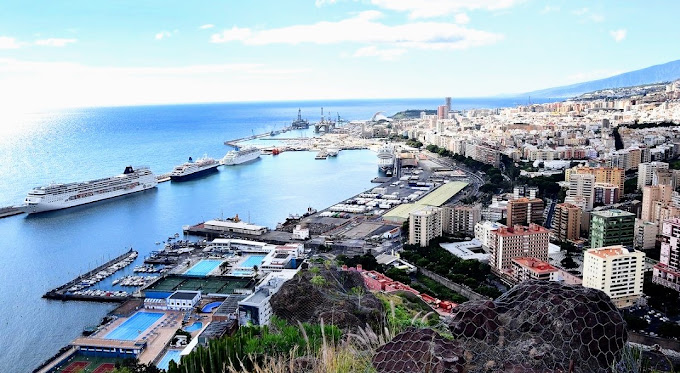 Vue aérienne du port de Santa Cruz de Tenerife et ses navires de croisière
