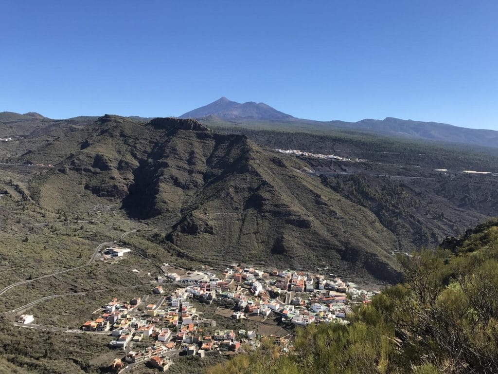 Le village de Tamaimo vu depuis la montée, avec le Teide en arrière-plan