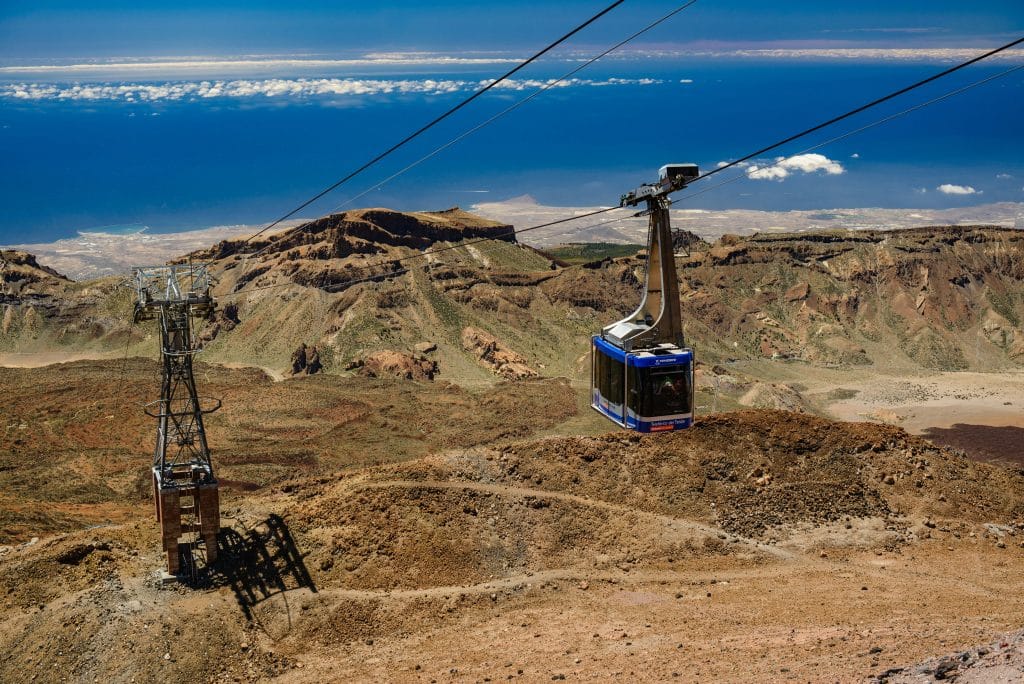Vue panoramique depuis le téléphérique du Teide pendant la montée