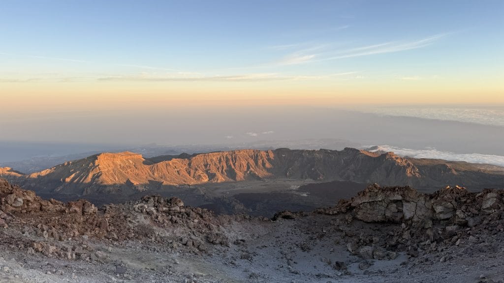 Vue depuis le sommet du Teide sur la caldeira de Las Cañadas au lever du soleil