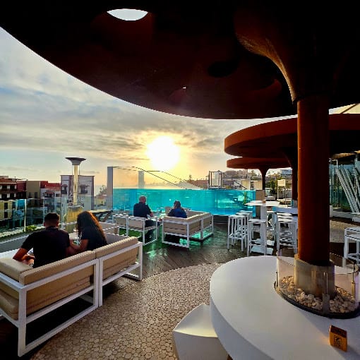 Zambra SkyBar, coucher de soleil au-dessus de la piscine suspendue, Costa Adeje