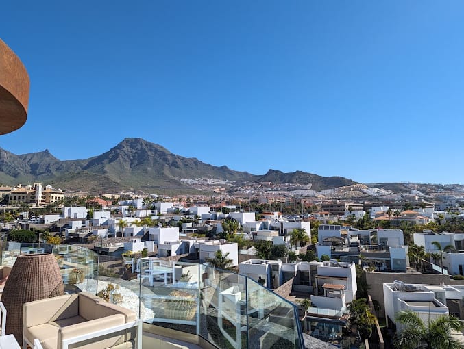 Vue panoramique sur Costa Adeje depuis le sol en verre de Zambra SkyBar