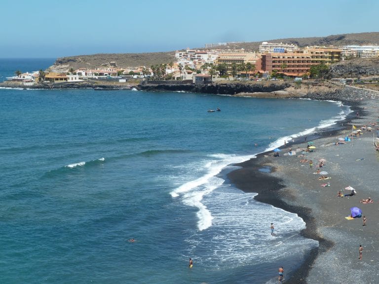 Vue de la crique de La Caleta à Costa Adeje, Tenerife, avec le village et les falaises en arrière-plan