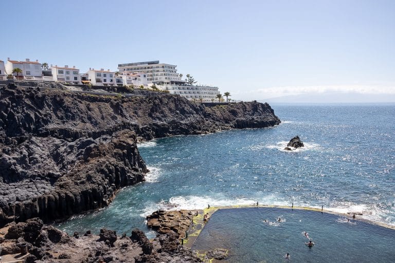 La piscine naturelle de Los Gigantes vue depuis les falaises