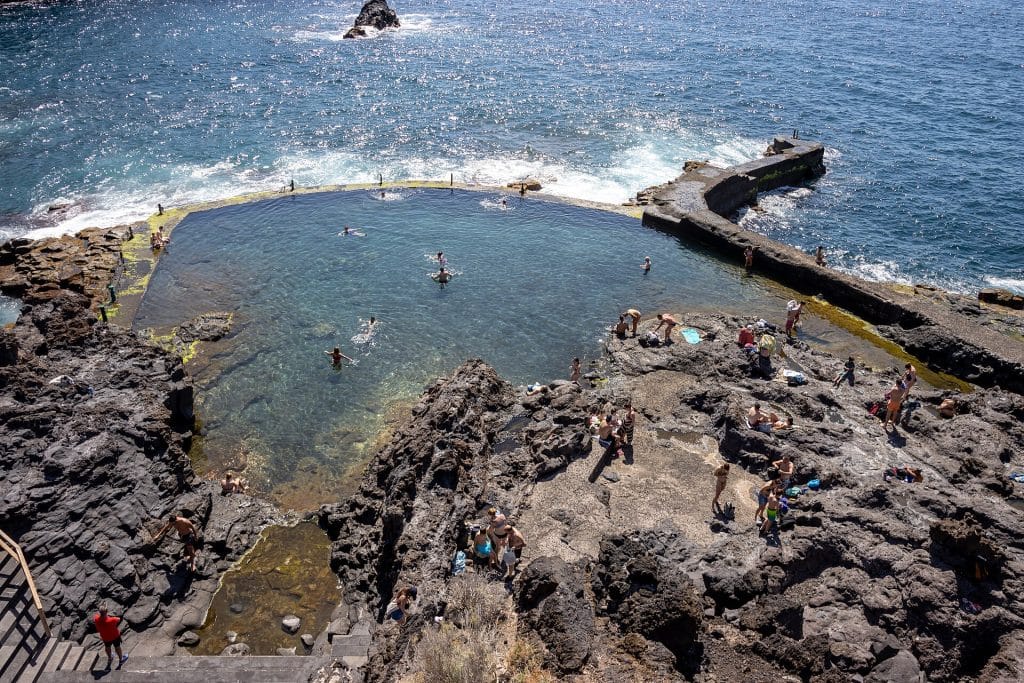 La piscine naturelle de Isla Cangrejo, protégée par un muret en pierre