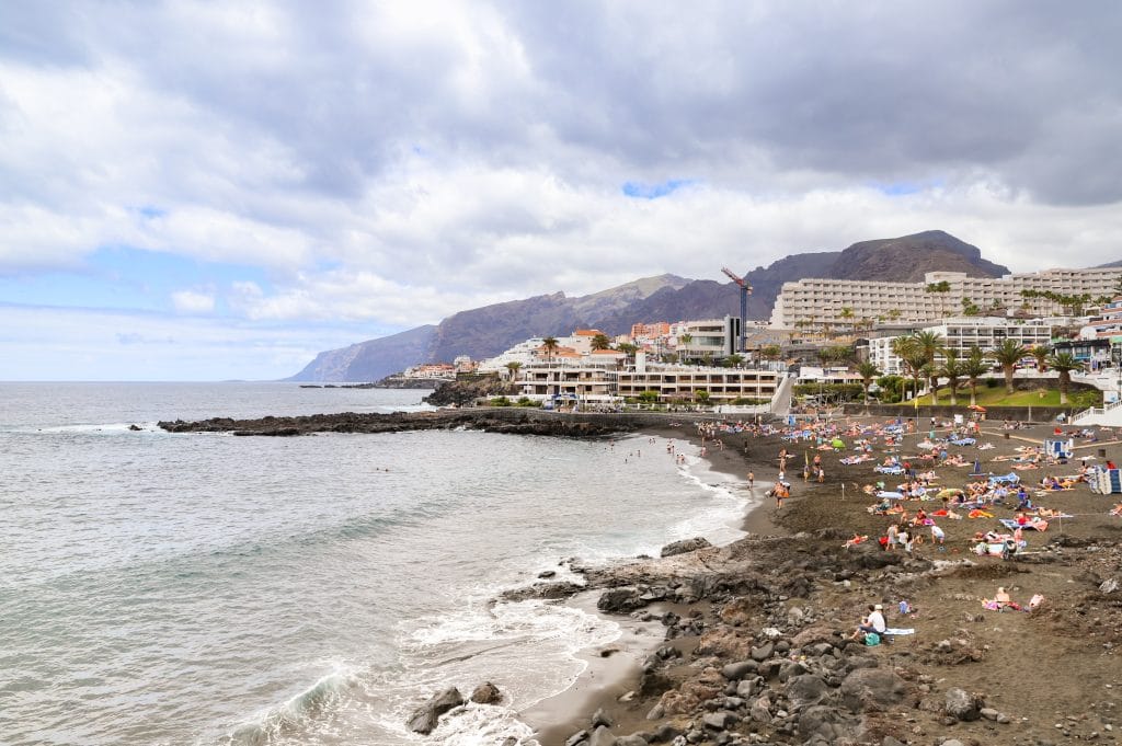 Vue aérienne de la plage de sable noir Playa de la Arena à Puerto de Santiago, Tenerife