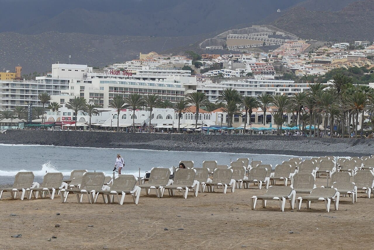 Playa de las Américas à Tenerife : plage urbaine et spot de surf