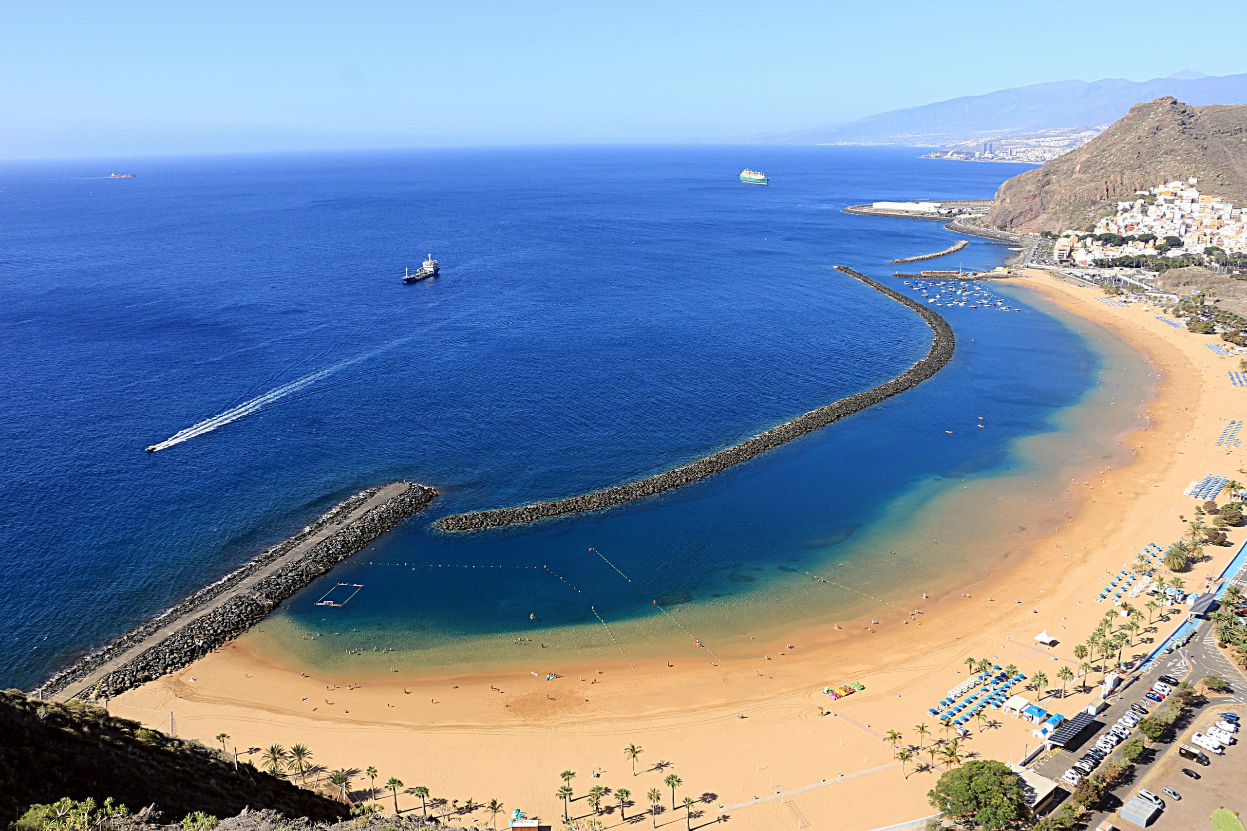 La plage de Las Teresitas et sa baie protégée