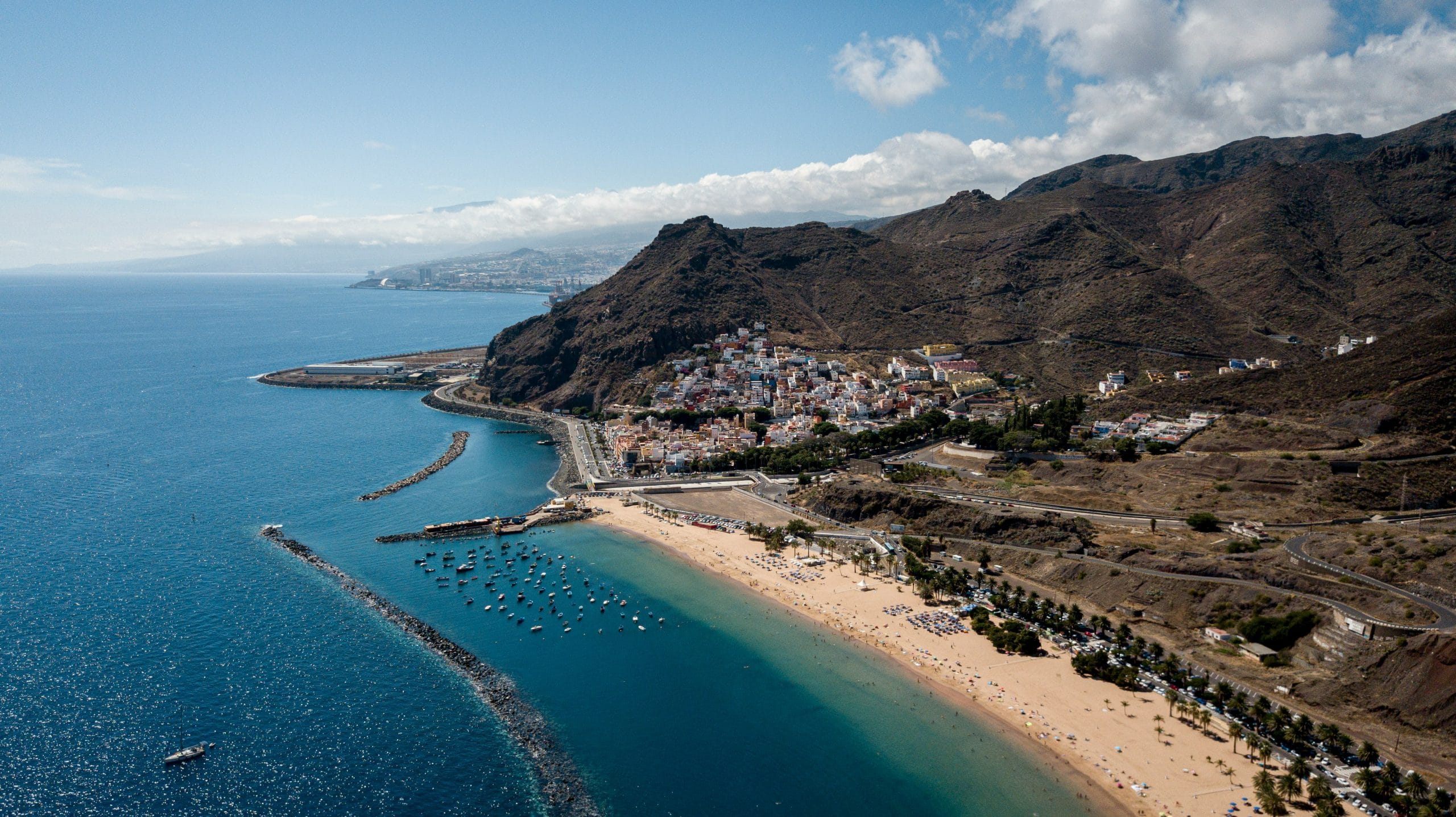 Playa de las Teresitas à Tenerife : la plage de sable doré près de Santa Cruz