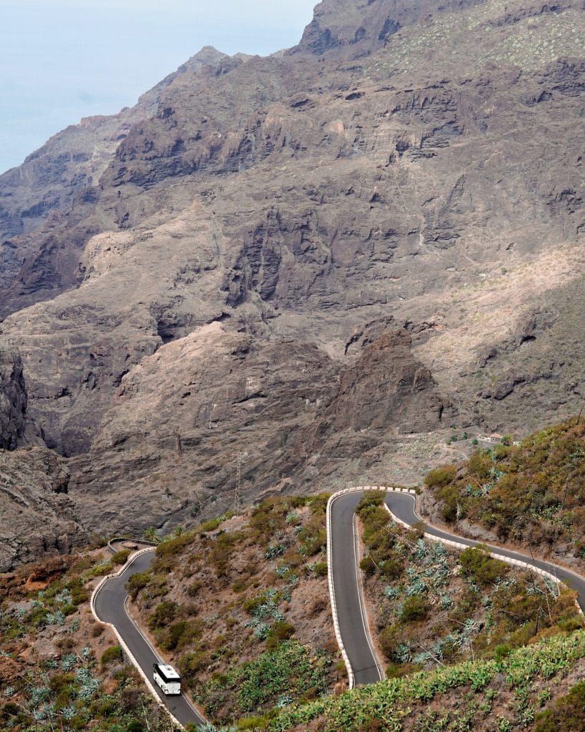 La route sinueuse de Masca serpentant à travers les gorges volcaniques de Tenerife