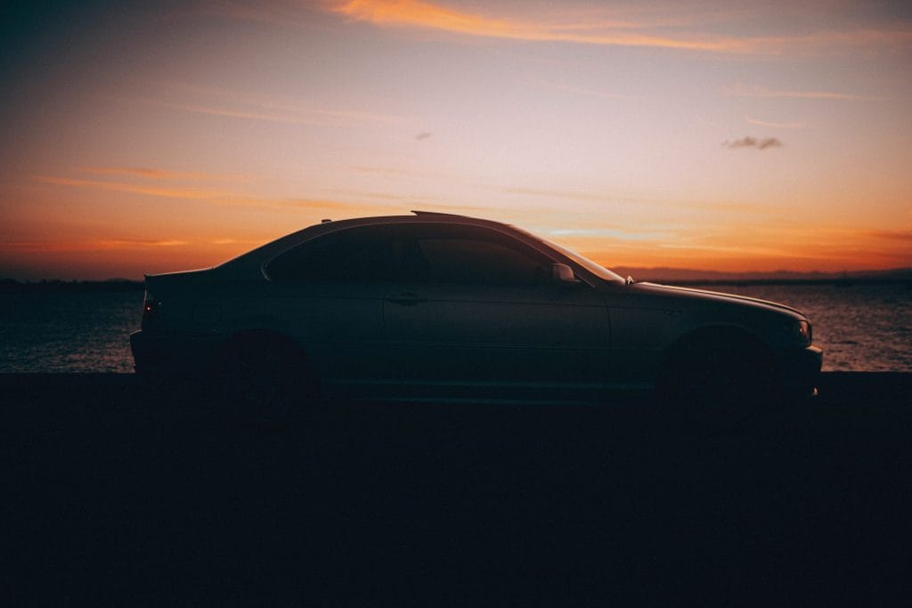 Voiture au coucher de soleil à Tenerife