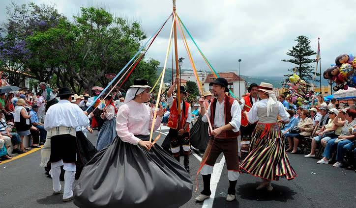 Danse du mât fleuri avec rubans lors d'une romería traditionnelle à Tenerife