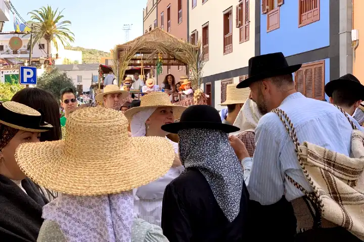 Participants en costume traditionnel avec chapeaux de paille lors d'une romería à Tenerife