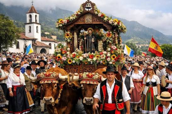 Char à bœufs décoré de fleurs transportant une offrande lors d'une romería à Tenerife