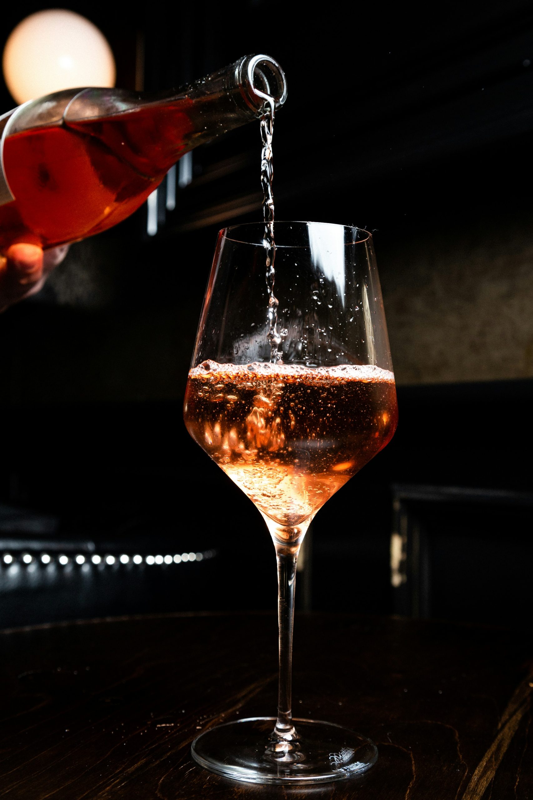 Verre de vin rosé de Tenerife servi dans un bar